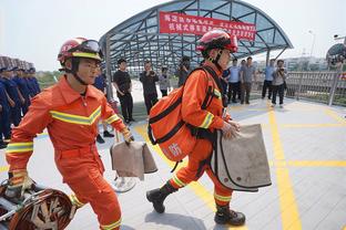 埃因霍温主帅博斯：很遗憾没能打进第二球，我感觉我们可以晋级